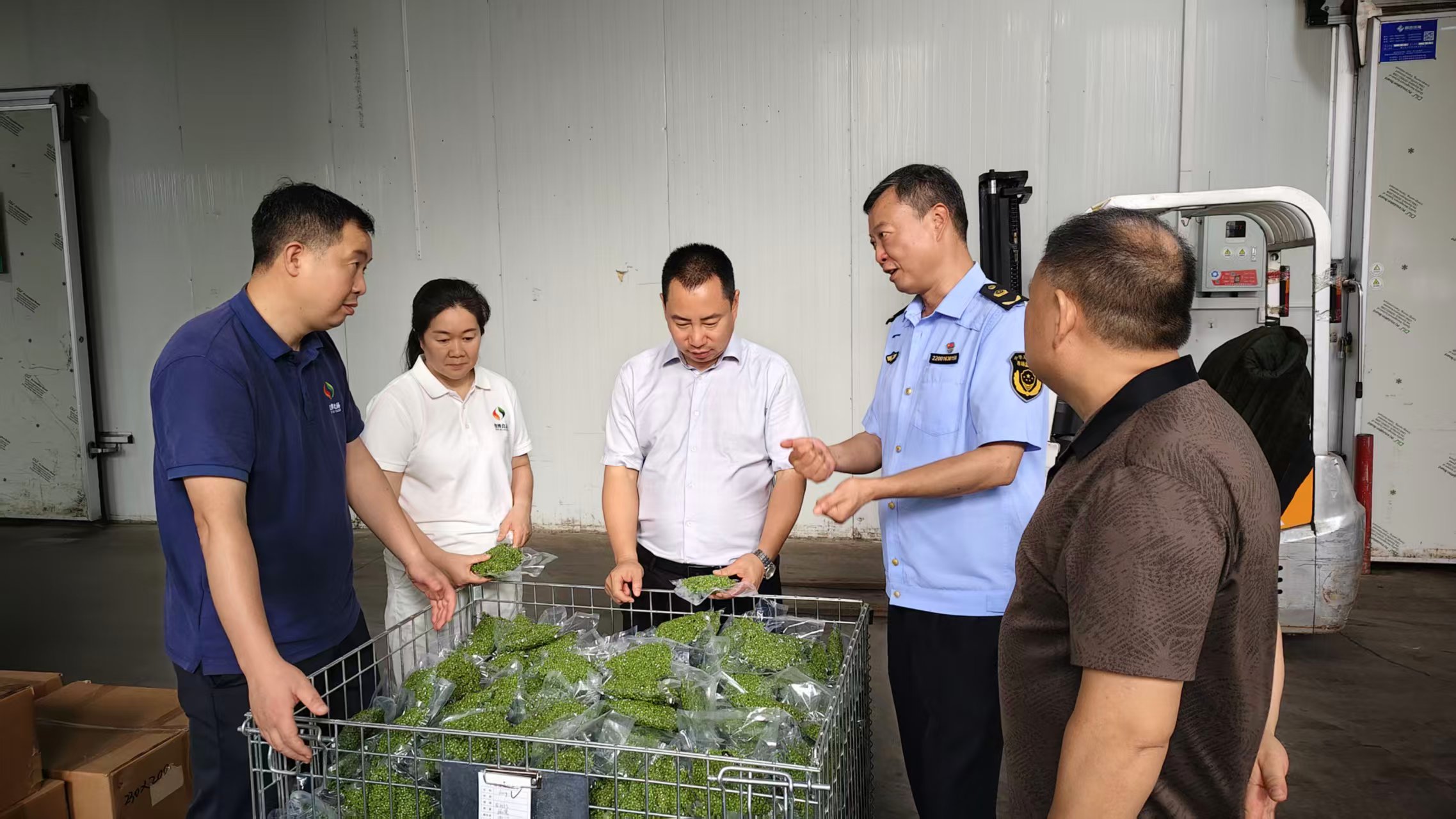 专项检查组在俊博食品有限公司检查保鲜花椒质量。苏家奎 摄.jpg